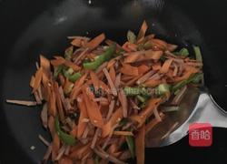 胡萝卜炒火腿鸡蛋的做法图解3