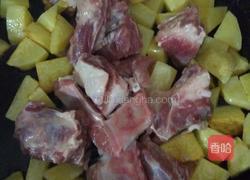 马铃薯焖排骨的做法图解2