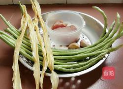 蒜蓉豇豆腐竹炒肉片的做法图解1