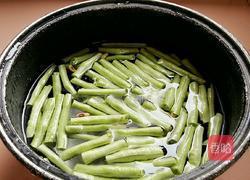 蒜蓉豇豆腐竹炒肉片的做法图解3