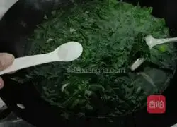 Illustration of how to make lean meat and wolfberry leaf soup 8