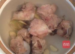 砂锅煲筒子骨的做法图解1