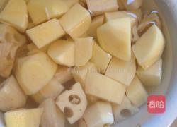 砂锅煲筒子骨的做法图解2