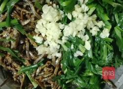 韭菜拌银鱼干的做法图解8