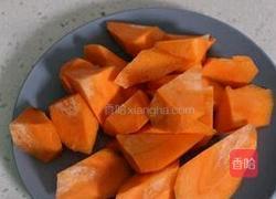 胡萝卜玉米排骨汤的做法图解2