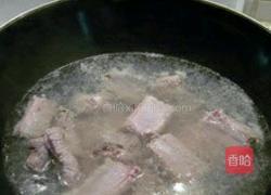 胡萝卜玉米排骨汤的做法图解4