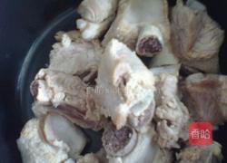 胡萝卜玉米排骨汤的做法图解6