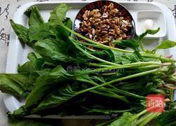 核桃仁拌菠菜的做法图解1