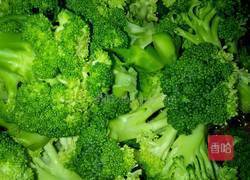 西蘭花炒臘肉的做法圖解2