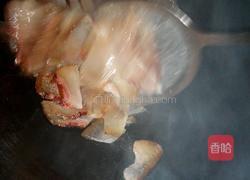 西兰花炒腊肉的做法图解3