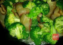西蘭花炒臘肉的做法圖解4