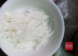 萝卜丝鲫鱼的做法图解2