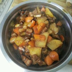 红烧肉炖土豆胡萝卜的做法[图]