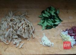 黄瓜片炒饼的做法图解1