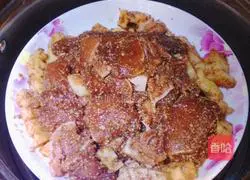 Illustration of how to make steamed pork with lotus root powder 5