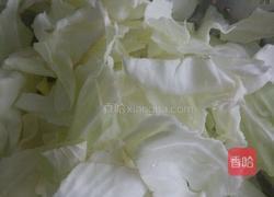 油渣莲白的做法图解1