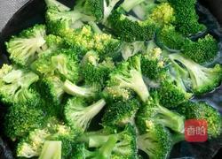 西兰花炒肉的做法图解2