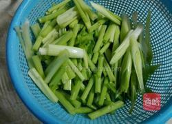芹菜炒鸡肉的做法图解4