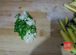 清炒嫩南瓜的做法图解2