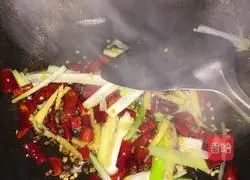 Green pepper and spicy chicken recipe illustration 5