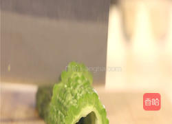 苦瓜炒鸡蛋的做法图解2