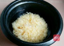 莲子百合银耳蜜枣排骨汤的做法图解2