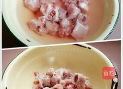 莲子百合银耳蜜枣排骨汤的做法图解4