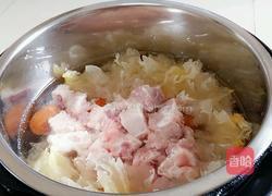莲子百合银耳蜜枣排骨汤的做法图解7