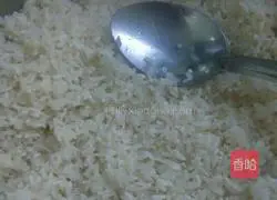 Illustration of how to make clay pot rice with lice and eggs 1