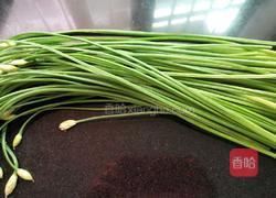 韭菜花炒肉的做法图解1