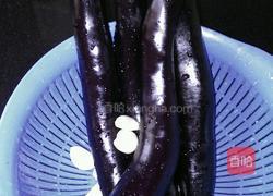 清炒紫茄子的做法图解1