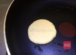 牛奶鸡蛋玉米饼的做法图解9