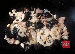 木耳莲藕炒肉片的做法图解9