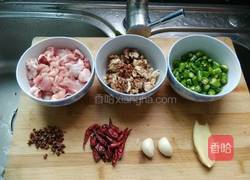 核桃仁麻辣鸡的做法图解1