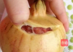 轻松快速剥石榴过程的做法图解1