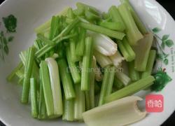 熏干炒香芹的做法图解2