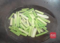 熏干炒香芹的做法图解3