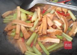 熏干炒香芹的做法图解5