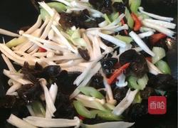 西芹炒木耳的做法图解5
