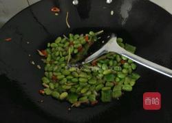 火腿肠炒毛豆米的做法图解2