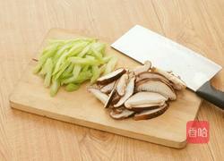 香菇炒芹菜的做法图解2