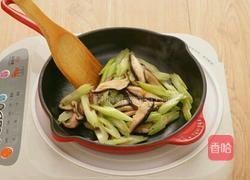 香菇炒芹菜的做法图解5
