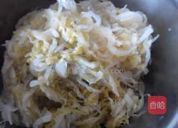 酸菜猪肉炖粉条的做法图解1