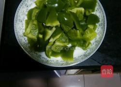 甜椒炒肉的做法图解2