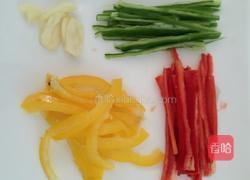 西瓜皮炒胡萝卜的做法图解3