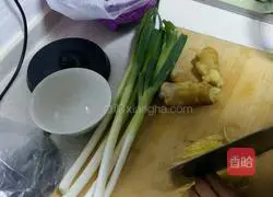 Illustration of how to make pork and green onion dumpling stuffing 2