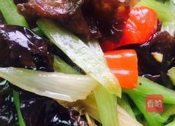 木耳炒西芹的做法图解6