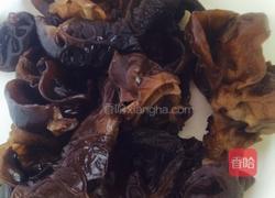 木耳炒西芹的做法图解2