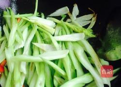 木耳炒西芹的做法图解4