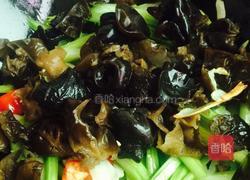 木耳炒西芹的做法图解5